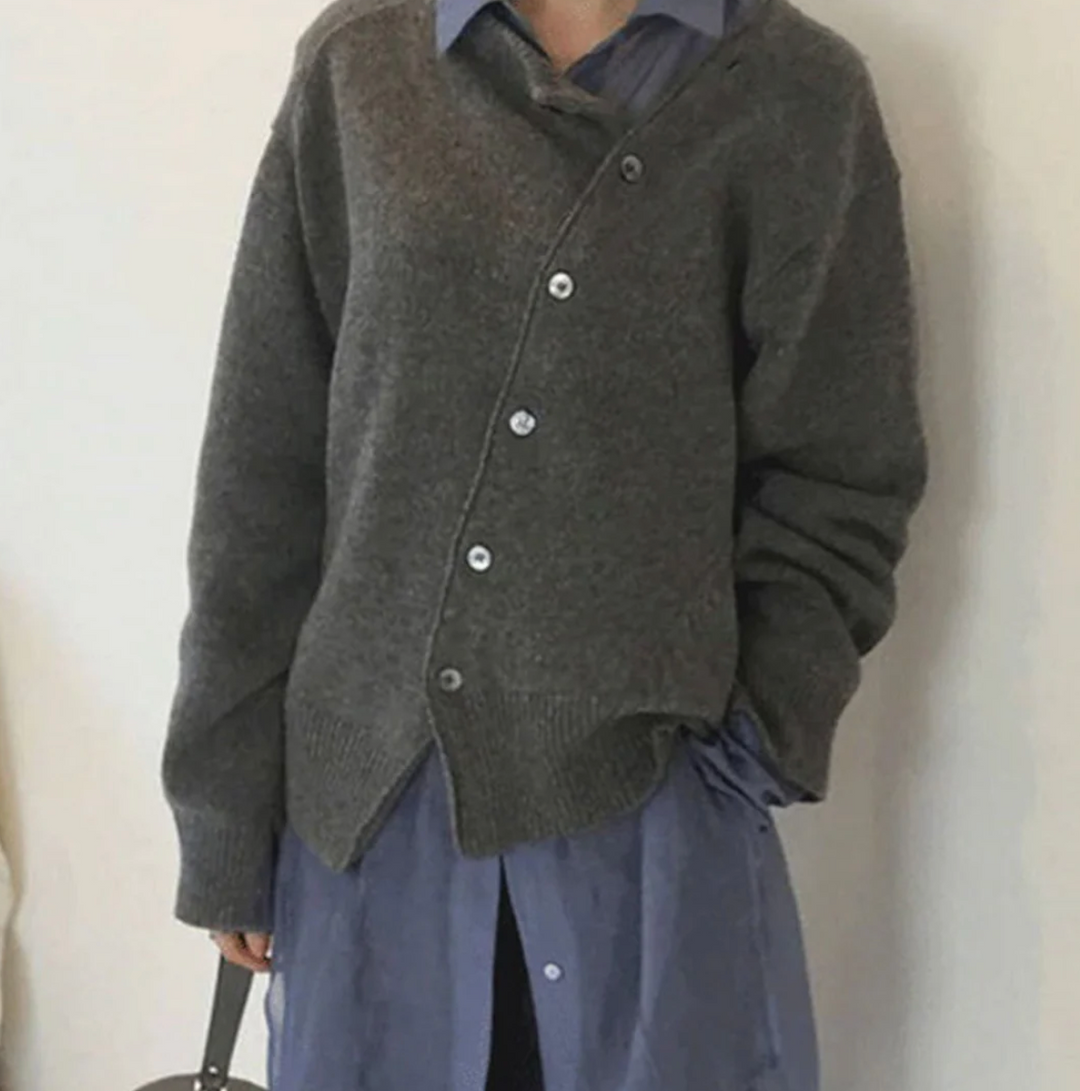 Asymmetrisch gebreid damesvest met knoopsluiting – Lorin